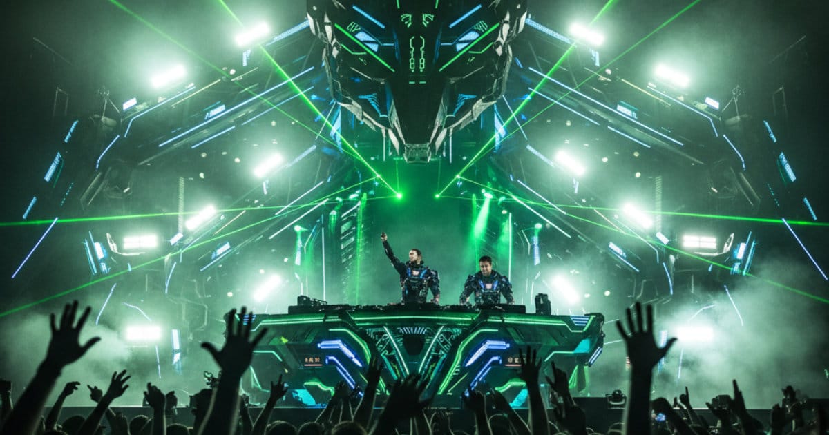 Hardstyle Duo live auf einer Festivalbühne