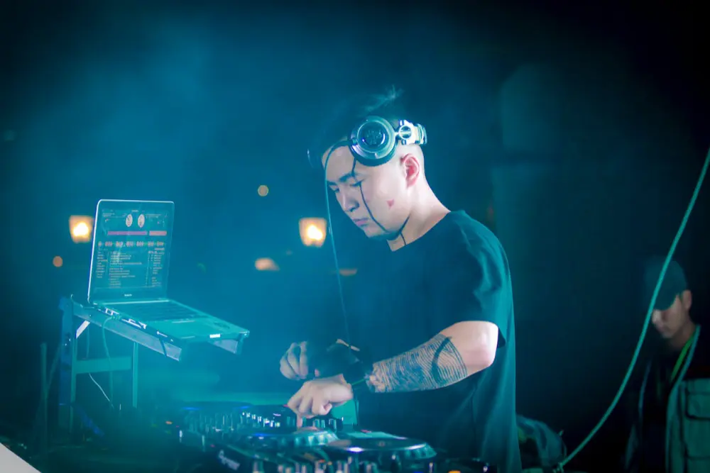 male-dj-playing-music-on-rave-festival.j